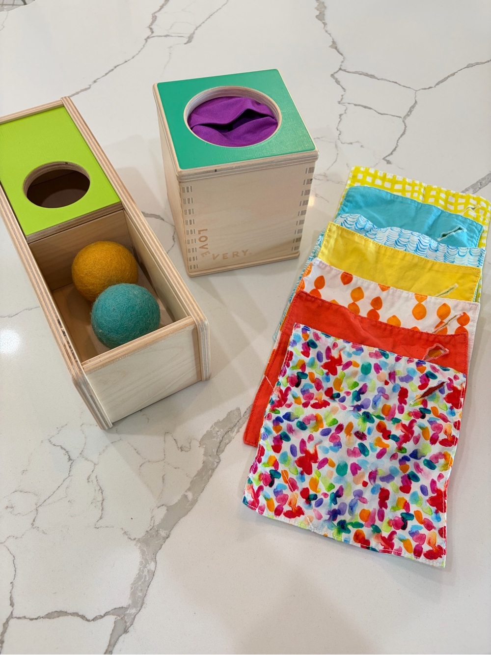 Lovevery Tissue Box Complete 7 Tissues & Sliding Top Box 2 Balls Montessori Toys